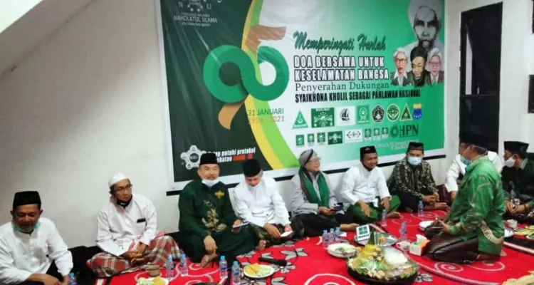 PWNU Kalbar saat memperingati Harlah NU ke-95 dan doa bersama untuk keselamatan bangsa, serta menyerahkan dukungan kepada Syekhona Kholil Bangkalan sebagai Pahlawan Nasional.