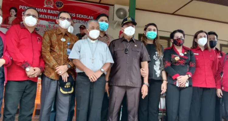 Ketua Komisi V DPR RI Lasarus kembali menyerahkan bantuan bus. Kali ini bantuan Bus itu diserahkan kepada kepada Yayasan Persekolahan Khatolik Nyarungkop di Jl Nyarungkop Kota Singkawang Kalimantan Barat (Kalbar), Sabtu 6 Februari 2021 pagi.