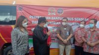 Beri Perhatian Pendidikan Swasta, Lasarus Serahkan Bus ke YPHB Sanggau