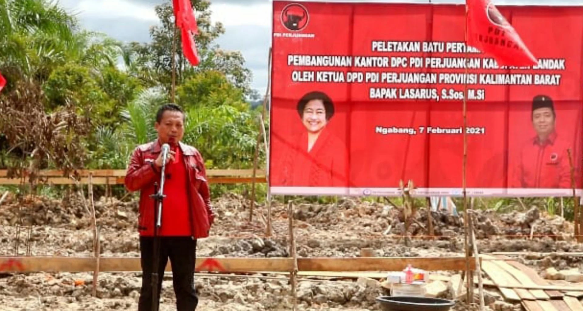 Ketua DPC PDI Perjuangan Kabupaten Landak Herculanus Heriadi menjelaskan bahwa dana pembangunan gedung DPC PDIP Kabupaten Landak merupakan hasil gotong royong.