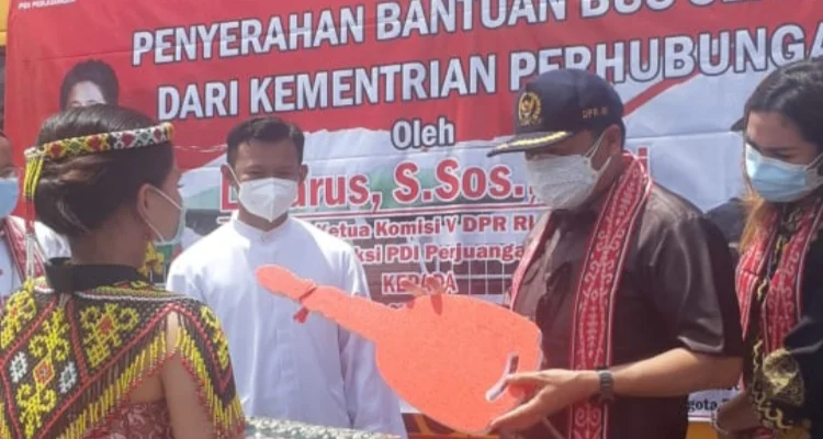 Ketua Komisi DPR RI Daerah Pemilihan Kalimantan Barat (Dapil Kalbar II) Lasarus serahkan bantuan satu unit bus sekolah kepada Seminari Menengah ST. Yohanes Maria Vianney, Kamis 11 Februari 2021.