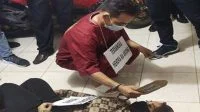 Rekonstruksi Pembunuhan Satu Keluarga, Pelaku Serang Membabi Buta