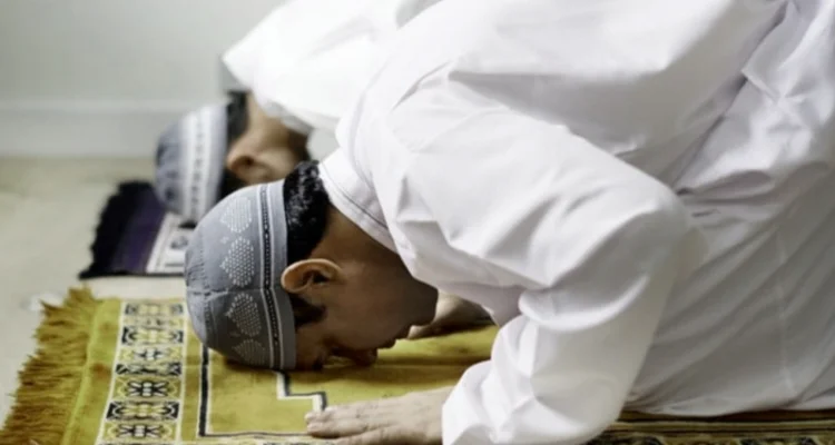 Pahala shalat berjamaah lebih besar dari mereka yang shalat sendirian, contohnya jika berjemaah di rumah Allah (Masjid).