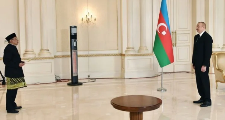 Dubes RI, Hildi Hamid telah menyerahkan letter of credential (Surat Kepercayaan) kepada Presiden Azerbaijan, Ilham Aliyev di Istana Presiden pada Selasa, 16 Februari 2021. 