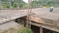 Jembatan Penghubung Kecamatan Menyuke dan Sompak Rusak, Warga Gunakan Pelepah Kelapa