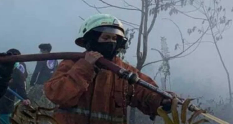 Tampak seorang perempuan pemadam kebakaran (damkar)   tampak berjibaku memadamkan api (Karhutla) yang terjadi Jalan Parit Demang, Kecamatan Pontianak Selatan. Perempuan itu bernama Rahma, usianya masih 18 tahun. Ia terjun langsung ke lokasi Karhutla dengan atribut lengkap pemadam kebakaran.