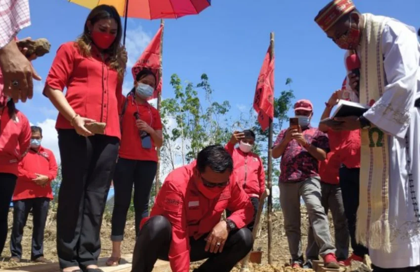 Ketua Dewan Pimpinan Daerah (DPD) PDI Perjuangan Kalimantan Barat Lasarus meletakan batu pertama pembangunan  Kantor Dewan Pimpinan Cabang (DPC) PDI perjuangan Kapuas Hulu.