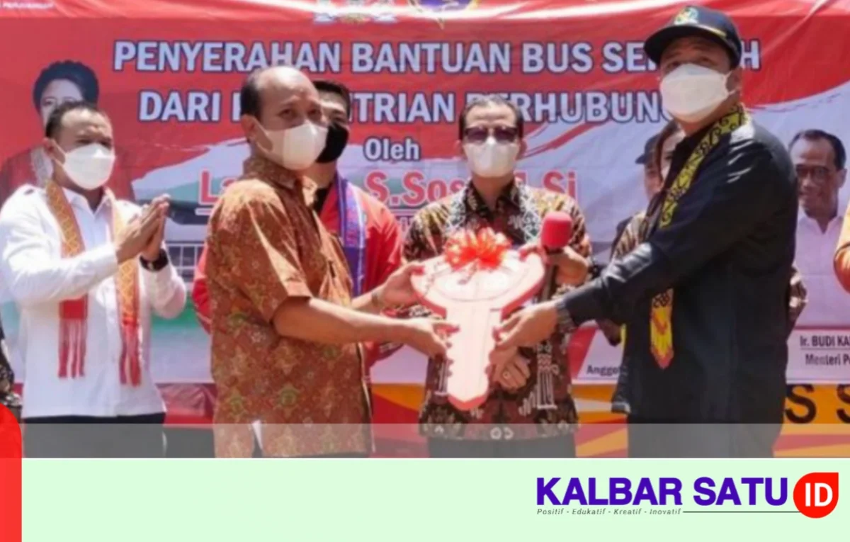 Kepala Balai Pengelola Transportasi Daerah Kalbar mewakili Dirjen Perhubungan Darat, H.Syamsuddin, menyebutkan, bahwa masyarakat Kalbar haru bersyukur dan bangga ada Lasarus sebagai Tokoh Nasional, sebab katanya Lasarus telah memperjuangkan pembangunan di Kalbar/dalam acara penyerahan bantuan bus untuk yayasan pendidikan sekolah bruder cabang Putussibau, Sabtu 20 Februari 2021