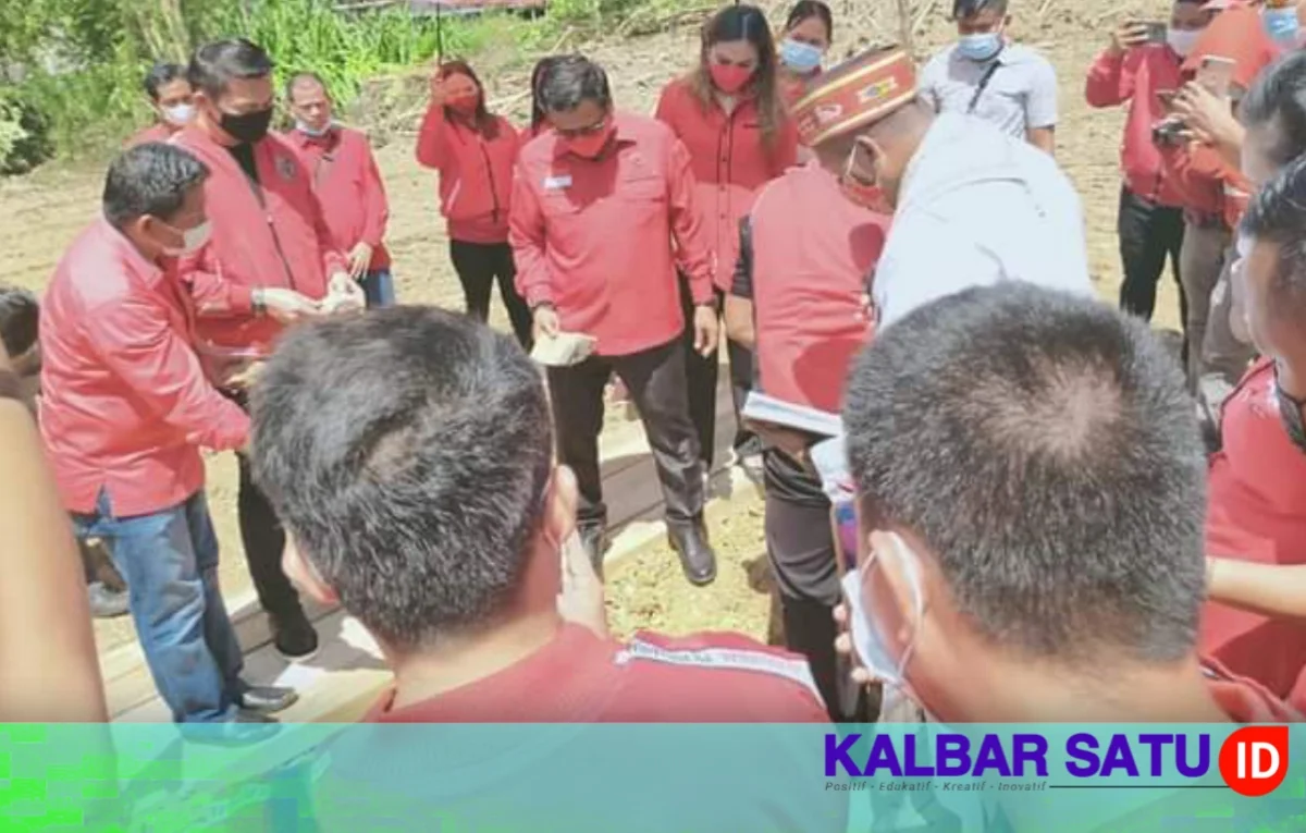 Bupati Kapuas Hulu terpilih Fransiskus Diaan menghibahkan tanahnya untuk pembangunan kantor DPC PDI Perjuangan Kapuas Hulu. Berlokasi di Kecamatan Putussibau Utara, tanah yang Ia hibahkan itu memiliki luas 70x50 meter. 