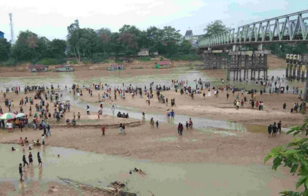 Tampak Air Sungai Pinoh di Kabupaten Melawi, yang menyusut drastis hampir satu minggu jadi objek wisata dadakan