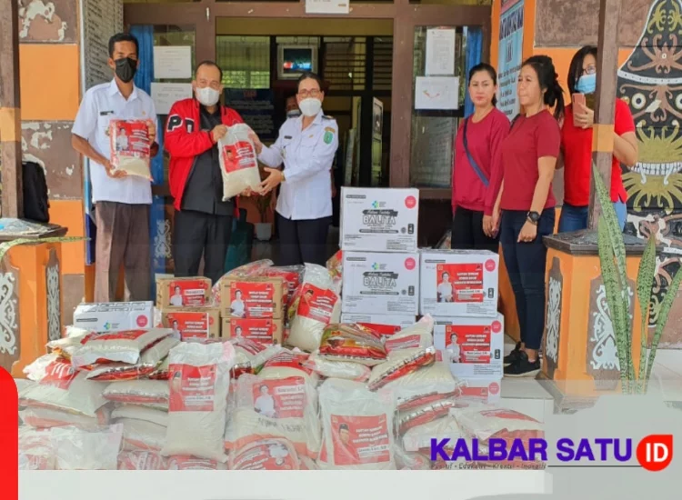 Tampak Dewan Pimpinan Cabang (DPC) PDI Perjuangan Kabupaten Bengkayang kembali menyalurkan bantuan kebutuhan pokok kepada warga terdampak banjir. 
