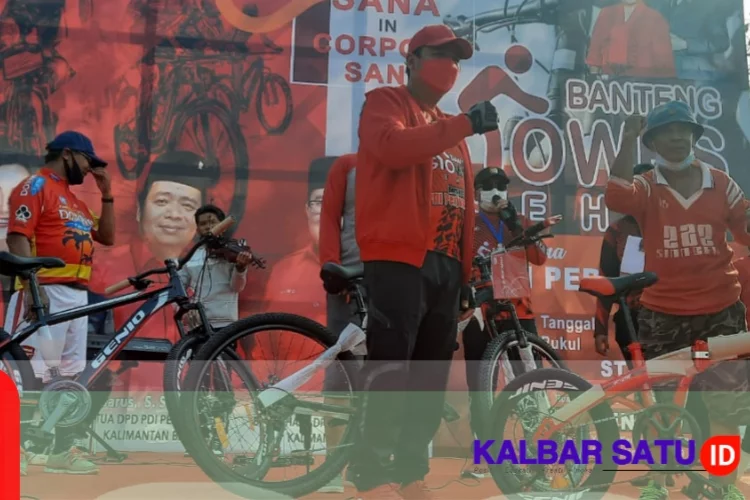 Ajang bersepeda santai bertajuk Banteng Gowes Sehat yang digelar DPD PDI Perjuangan Kalimantan Barat sukses terlaksana. Meski dilangsungkan di tengah pandemi Covid-19, agenda tersebut terlaksana dengan sukses dengan tetap menerapkan protokol kesehatan.