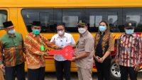 Lasarus Salurkan Bantuan Bus kepada UNU Kalbar