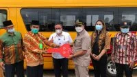 Lasarus Salurkan Bantuan Bus kepada UNU Kalbar