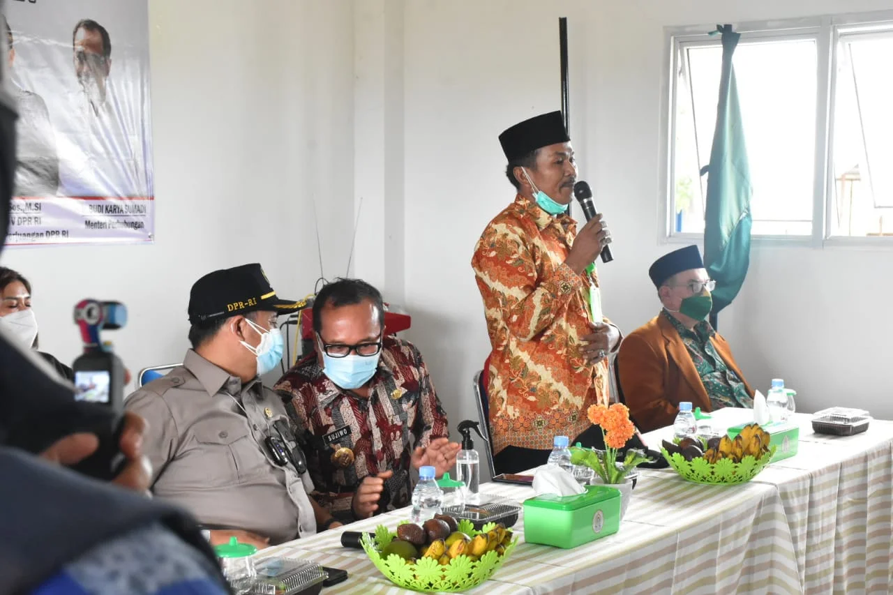 Kampus Universitas Nahdlatul Ulama (UNU) Kalimantan Barat menerima bantuan bus dari Direktorat Perhubungan Darat Kementerian Perhubungan Republik Indonesia. Bantuan yang diusulkan oleh Ketua Komisi V DPR RI Lasarus itu diterima langsung Rektor UNU Kalbar Dr. Rachmad Sahputra.