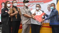 Lasarus Serahkan Bantuan Bus ke Sekolah Tinggi Teologi Pontianak