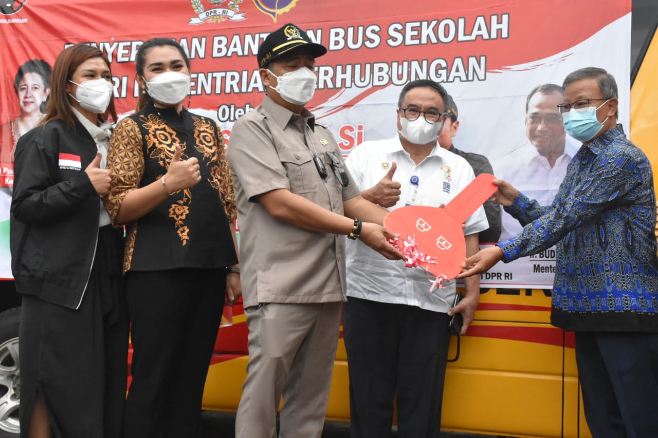 Ketua Komisi V DPR RI Lasarus menyerahkan bantuan bus kepada Sekolah Tinggi Teologi (STT) Pontianak Natanael. Bantuan itu diterima oleh Ketua Sekolah Tinggi Teologi (STT) Pontianak Natanael, di STT Pontianak, Gang Remaja 2, Pontianak, Kalimantan Barat, Jumat 5 Februari 2021.