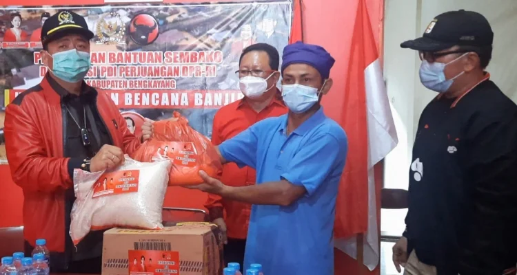 Keluarga besar PDI Perjuangan Kalimantan Barat bergotong royong melakukan penggalangan dana guna membantu korban terdampak banjir Kabupaten Bengkayang. Momen gotong royong tersebut berlangsung pada saat konsolidasi partai di Kantor DPC PDI Perjuangan Kabupaten Bengkayang, Sabtu (6/2/2021).