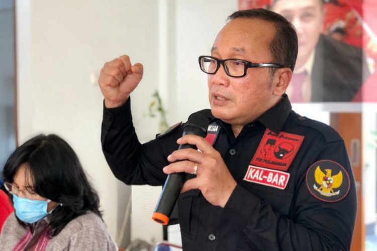 Ketua DPC PDI Perjuangan Kabupaten Landak Herculanus Heriadi menjelaskan bahwa dana pembangunan gedung DPC PDIP Kabupaten Landak merupakan hasil gotong royong.