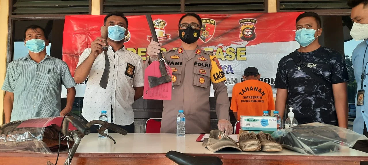 Resersee Polres Kubu Raya ungkap pelaku kasus pembunuhan terhadap perempuan bernama Mahriyah, warga Parit Mas RT 002/RW 001 Desa Madu Sari, Kecamatan Sungai Raya. Korban adalah seorang penjual sayur keliling.