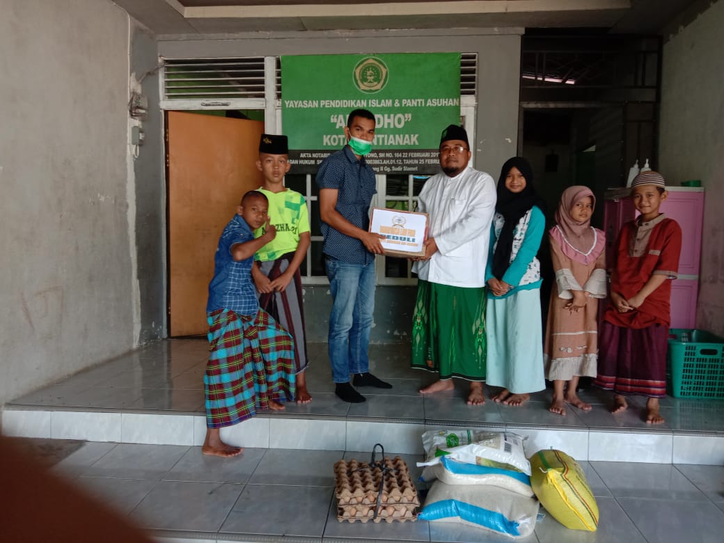 Jumat 12 Februari 2021 Danadykasa Law Firm berbagi sembako kepada anak-anak Yatim Piatu di Panti Asuhan Ar-Ridho di Jl. Budi Utomo Siantan Hilir dan di Pondok Tahfidz Al-Asqaf komplek Tanjung Permai Sungai Raya Dalam.