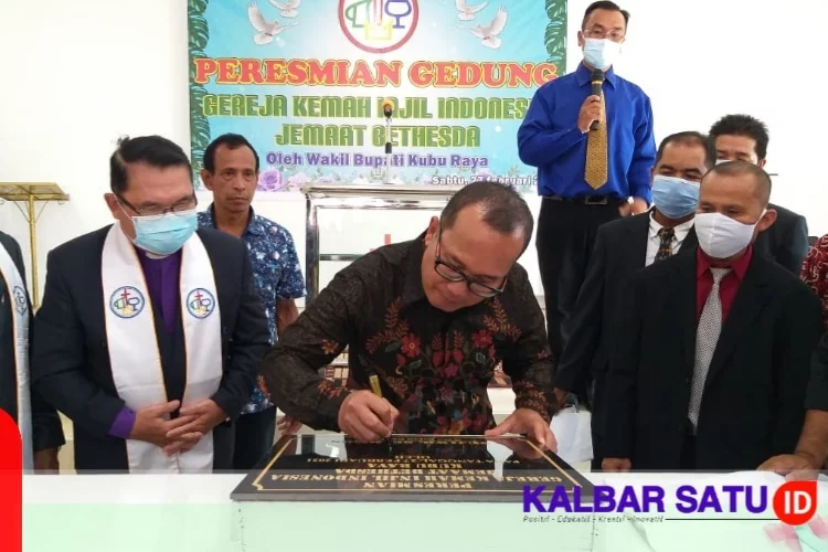 Wakil Bupati Kubu Raya Sujiwo meresmikan Gereja Kemah Injil Indonesia (GKII) Jemaat Bethesda di Jalan Adi Sucipto, Kecamatan Sungai Raya. Peresmian ditandai dengan pemotongan pita dan penandatanganan prasasti.