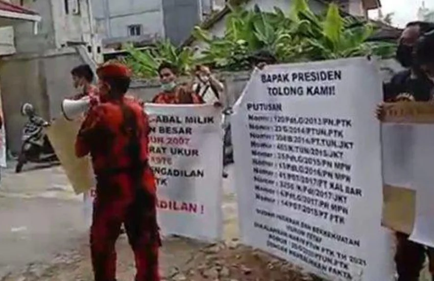 Ahli waris dan kerabat Lili Santi Hasan menggelar unjuk rasa di PTUN Pontianak dan Komisi Yudisial (KY) Penghubung Wilayah Kalimantan Barat, Kamis 18 Maret 2021.