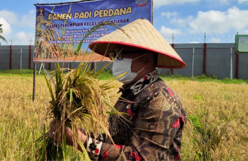 Hadiri Panen Raya Padi Perdana Warga Binaan Lapas Perempuan