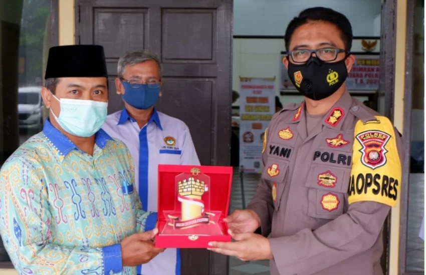 Kapolres saat menerima silaturrahim Ketua DPW LDII Kalbar bersama LDII Kubu Raya di Mapolres, Jumat 26 Maret 2021