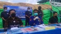 Dirpolairud Polda Kalbar Kombes Pol Benyamin Sapta menjelaskan bahwa penangkapan tersebut dilakukan setelah pihaknya melakukan pemeriksaan terhadap KLM Abna Jaya yang berlayar dengan menggunakan Surat Persetujuan Berlayar (SPB) yang dipalsukan.
