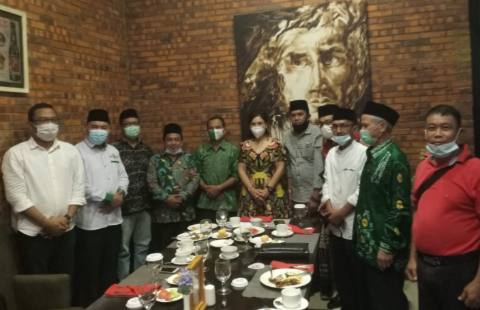 Anggota Komisi IV DPR RI Fraksi PDI Perjuangan Dapil Kalbar l, Maria Lestari silaturahmi sekaligus buka bersama dengan Pengurus Wilayah Nahdhatul Ulama (PW NU) Kalimantan Barat di Hotel Golden Tulip Kota Pontianak, Sabtu 17 April 2021.