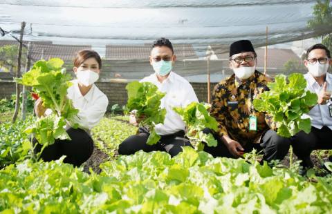 Foto: Dokumentasi Bagian Protokol dan Komunikasi Pimpinan Setda Kota Pontianak/ Maria Lestari (Kanan) dan Edi Rusdi Kamtono (Tengah).