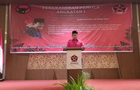 Bendahara DPD PDI Perjuangan Kalimantan Barat Sujiwo membuka secara resmi pengkaderan bagi calon anggota Relawan Perjuangan Demokrasi (Repdem) Kalimantan Barat, Sabtu (24/4/2021).