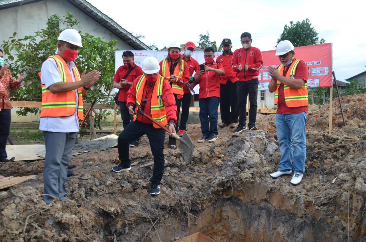 Ketua DPD PDI Perjuangan Kalimantan Barat Lasarus meletakkan batu pertama pembangunan kantor DPC PDI Perjuangan Kabupaten Melawi, Rabu (14/4/2021).