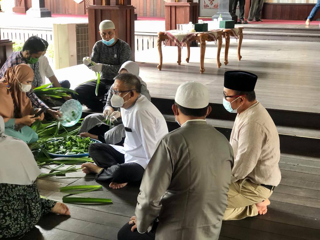 Sujiwo ketika melayat ke tempat persemayaman almarhumah di Pendopo Gubernur Kalbar, Jalan Ahmad Yani Pontianak, Sabtu (17/4/2021). 