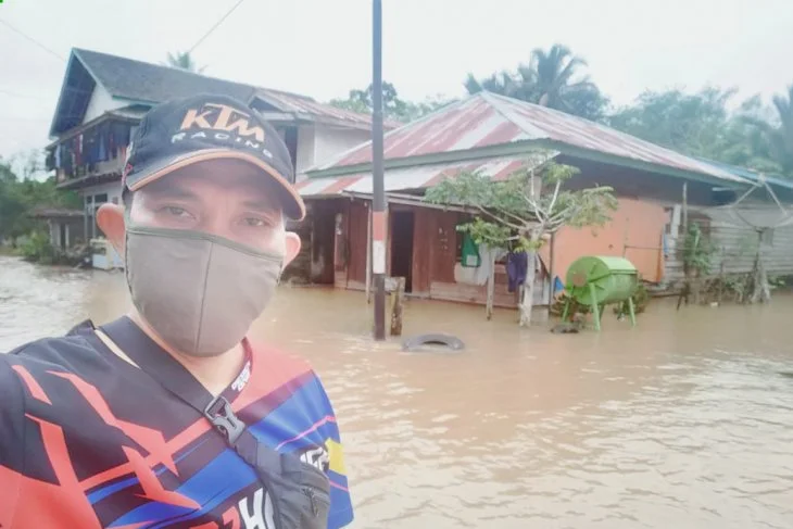 Tampak pelaksana tugas Camat Badau, Edi Suharta saat meninjau lokasi banjir yang terjadi di beberapa desa Kecamatan Badau perbatasan Indonesia-Malaysia wilayah Kapuas Hulu Kalimantan Barat. (ANTARA)