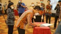Wali Kota Pontianak, Edi Rusdi Kamtono saat penandatanganan komitmen pelaksanaan tata kelola manajemen ASN berbasis sistem merit di Pontianak, Kamis 29 April 2021