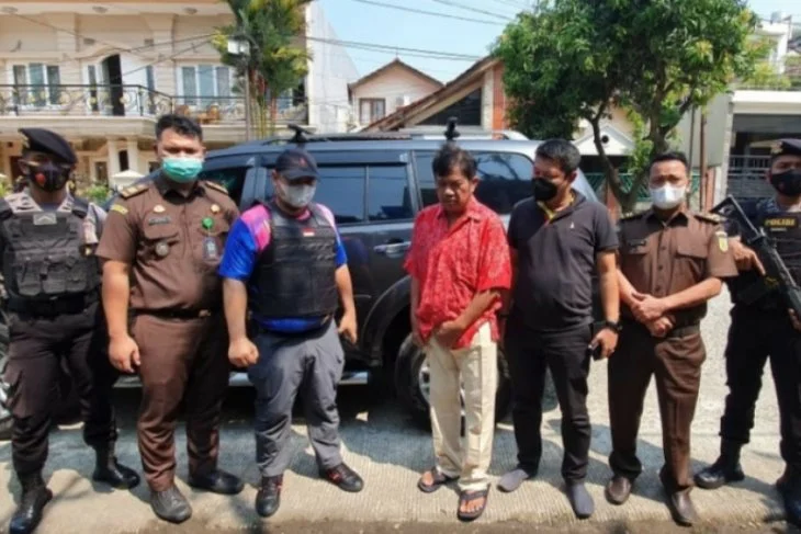 Terpidana Victor Simanjuntak ditangkap di rumahnya oleh Kejati Kalbar dan tim intelijen kejaksaan, Senin (26/4), di Jalan Nirwana Estate F 19, RT 05/RW 013, Kecamatan Cibinong, Bogor, Jawa Barat (ANTARA)