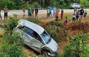 Sebuah Mobil Alami Kecelakaan di Batang Tarang Sanggau, Pengumudi Alami Luka