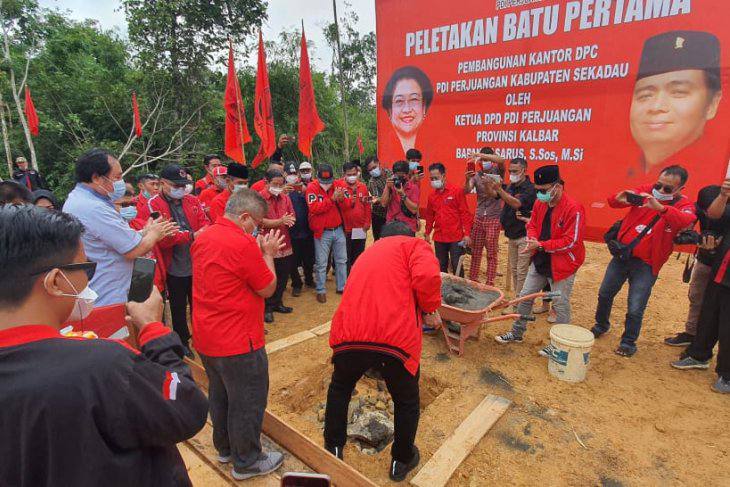 Lasarus ketika menghadiri peletakan batu pertama pembangunan kantor DPC Kabupaten Sekadau, Kamis 22 April 2021