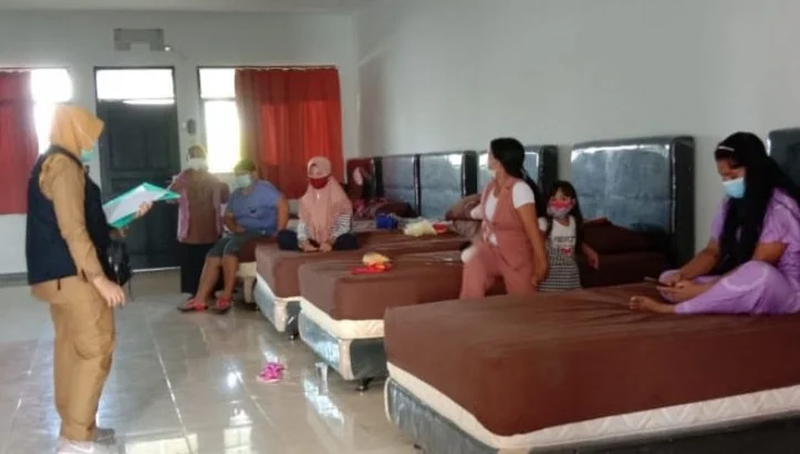 TAMPAK; Petugas kesehatan mendata pekerja migran yang menjalani karantina di kompleks kantor BPSDM Kalimantan Barat di Pontianak sepulang dari Malaysia.