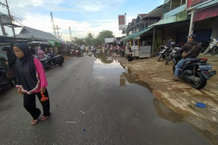 Warga Kayong Utara Minta Pemda Bangun Saluran Pembuangan di Pasar Teluk Melano