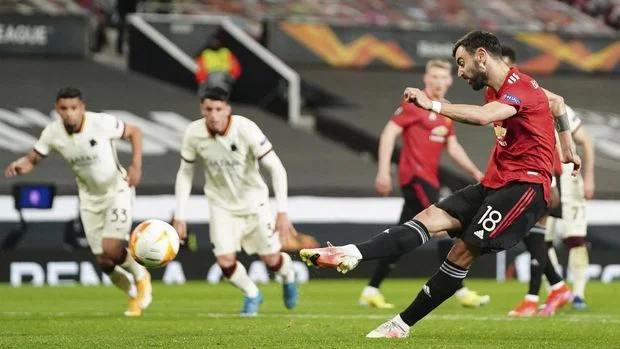 Tampat saat Bruno Fernandes mencetak gol dari titik putih. (Foto: Instagram_@ Manchester United )