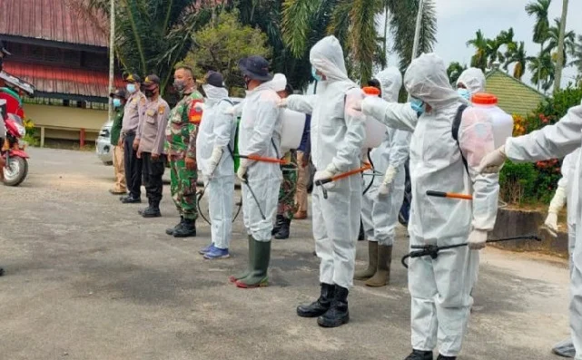 Tampak Satgas COVID-19 Singkawang siap melakukan penyemprotan disenfektan di Sekolah Pertanian Singkawang  