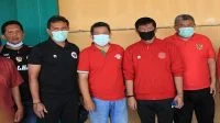 Tampak oto bersama Couch Indra Syafri, Couch Bima Sakti, ketua Asprov PSSI Kalbar Setio Gunawan dan sekertaris umum Asprov PSSI Kalbar, Nanang Setia Budi