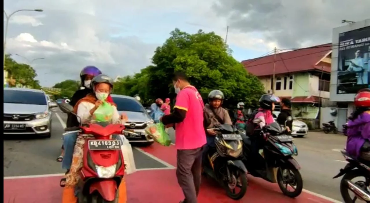 Karyawan Anteraja Pontianak melakukan kegiatan berbagi takjil pada Sabtu, 08 Mei 2021. Kegiatan ini dilakukan di  simpang lampu merah Jl ahmad yani, dengan fokus kepada pengendara-pengendara yang sedang memalui daerah tersebut. 