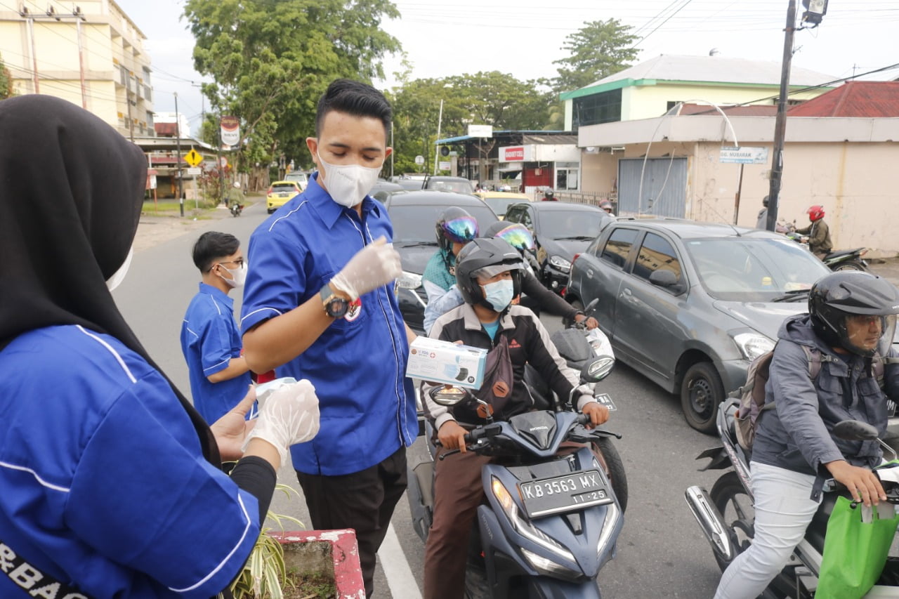 KNPI Kota Pontianak Berbagi Masker dan Takjil