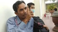 Yusriadi (45), anak yang menggugat ibu kandungnya tampak murung usai keluar dari ruangan mediasi Pengadilan Negeri (PN) Praya, Lombok Tengah, Senin (17/5/2021).