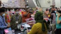 Wali Kota Surakarta Gibran Rakabuming Raka (dua dari kiri) didampingi Camat Pasar Kliwon Ari Dwi Daryanto (paling kiri) saat mengembalikan uang pungli dan meminta maaf kepada pemilik toko di Kelurahan Gajahan Pasar Kliwon Solo, Minggu (0205/2021)