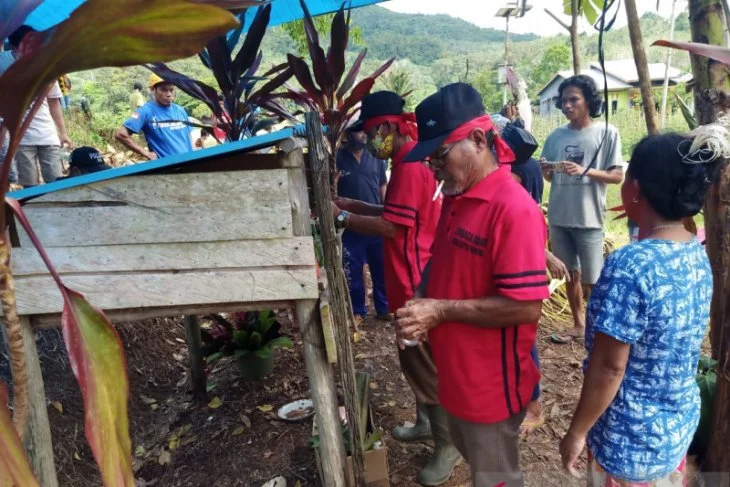 - Dalam rangka upaya adat membersihkan desa dari bala dan penyakit Masyarakat Desa Cipta Karya, Kabupaten Bengkayang, Kalimantan Barat menggelar ritual "Basamsam" atau tutup kampung pada Sabtu 7 Me 2021